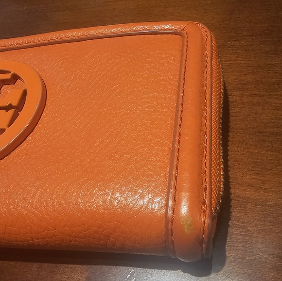 Tory Burch Zip around wallet Enamel Medallion Logo Orange Pebbled leather EUC - Picture 14 of 16